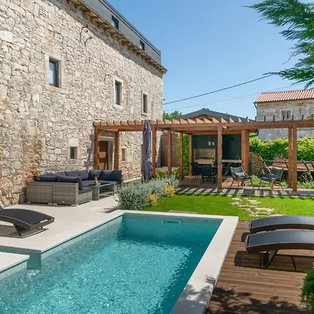 4-bedroom With Private Pool, Sauna & Children's Playground In Svetvincenat Villa Peresiji