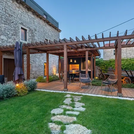 Villa 4-bedroom With Private Pool, Sauna & Children's Playground In Svetvincenat *