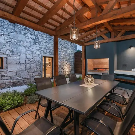 4-bedroom With Private Pool, Sauna & Children's Playground In Svetvincenat Villa *