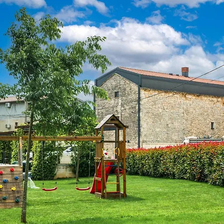 4-bedroom With Private Pool, Sauna & Children's Playground In Svetvincenat Peresiji