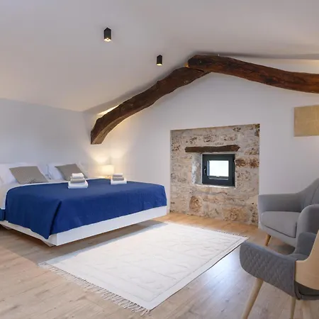 4-bedroom With Private Pool, Sauna & Children's Playground In Svetvincenat
