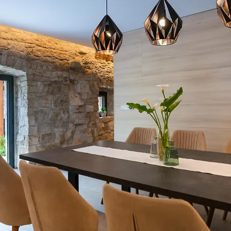 Villa 4-bedroom With Private Pool, Sauna & Children's Playground In Svetvincenat *