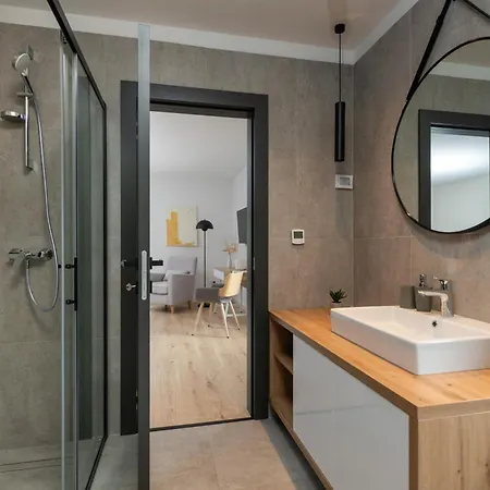 4-bedroom With Private Pool, Sauna & Children's Playground In Svetvincenat *