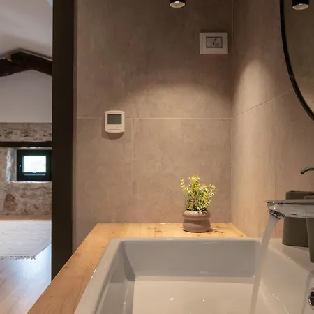 4-bedroom With Private Pool, Sauna & Children's Playground In Svetvincenat *